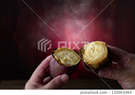 秋天的味道：地瓜（Sweet Potato） 將烤好的紅薯用手敲碎。 120063064