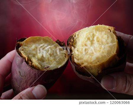 秋天的味道：地瓜（Sweet Potato） 將烤好的紅薯用手敲碎。 120063066