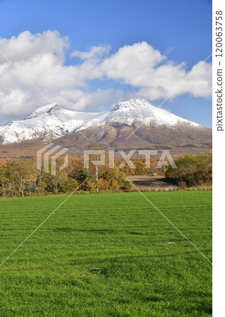 Photographing autumn-sown wheat fields and the first snow on Mt. Komagatake in late autumn in Mori Town, Hokkaido 120063758