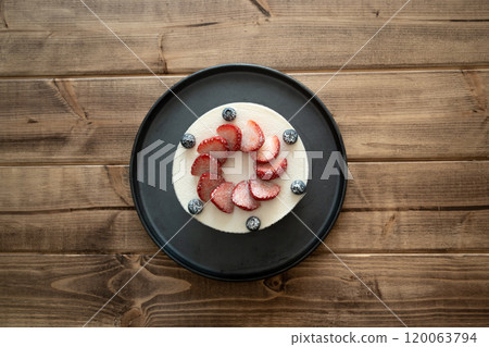 整個蛋糕放在桌上 120063794