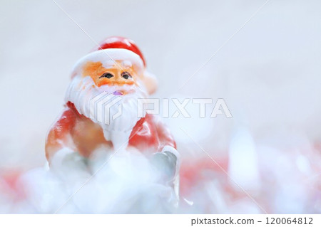 可愛的聖誕老人在雪地裡與聖誕樹 可愛的聖誕老人在雪地裡與聖誕樹 120064812