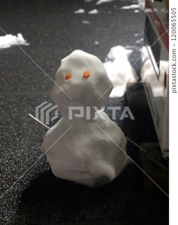 A snowman standing alone in front of a vending machine 120065505