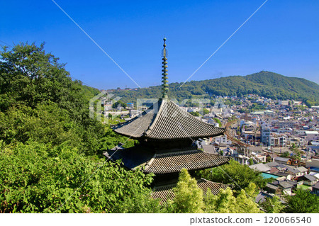 Three-story pagoda and the streetscape of Onomichi, Tenneiji Temple (Onomichi City, Hiroshima Prefecture) Three-story pagoda and the streetscape of Onomichi, Tenneiji Temple (Onomichi City, Hiroshima Prefecture) 120066540