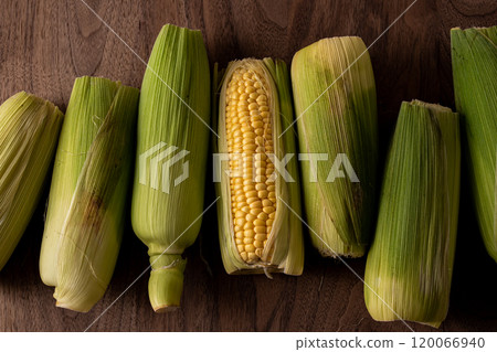 新鮮去皮的玉米 新鮮去皮的玉米 120066940