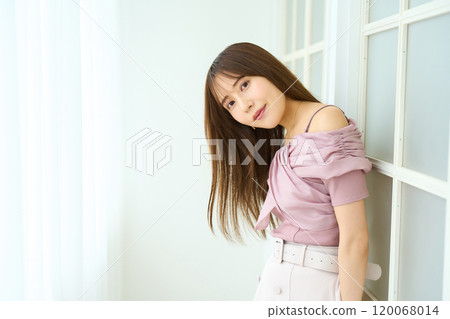 年輕的女士 年輕的女士 120068014