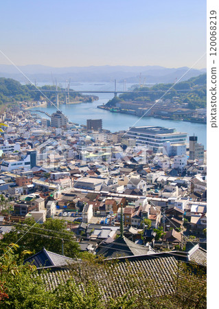 從千光寺境內眺望瀨戶內海和街景（廣島縣尾道市） 120068219