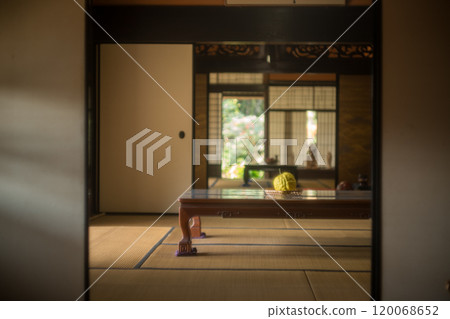 An old house photographed in Yawata, Kyoto Prefecture, available for reservation 120068652