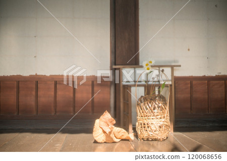 An old house photographed in Yawata, Kyoto Prefecture, available for reservation 120068656