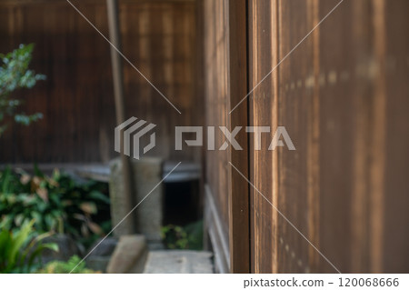 An old house photographed in Yawata, Kyoto Prefecture, available for reservation 120068666