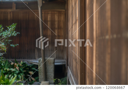 An old house photographed in Yawata, Kyoto Prefecture, available for reservation 120068667