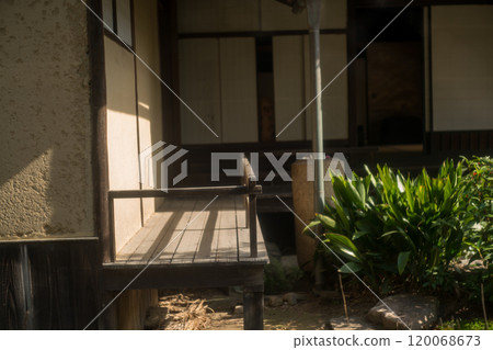 An old house photographed in Yawata, Kyoto Prefecture, available for reservation 120068673