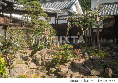 An old house photographed in Yawata, Kyoto Prefecture, available for reservation 120068677