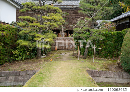 An old house photographed in Yawata, Kyoto Prefecture, available for reservation 120068685