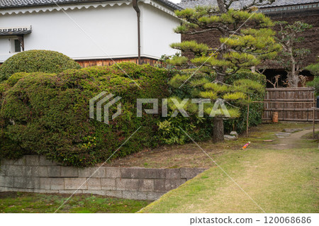 An old house photographed in Yawata, Kyoto Prefecture, available for reservation 120068686