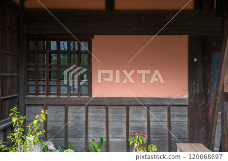 An old house photographed in Yawata, Kyoto Prefecture, available for reservation 120068697