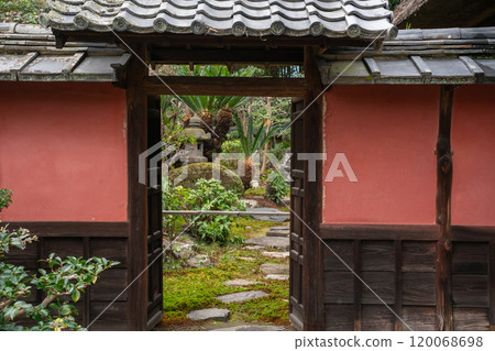 An old house photographed in Yawata, Kyoto Prefecture, available for reservation 120068698