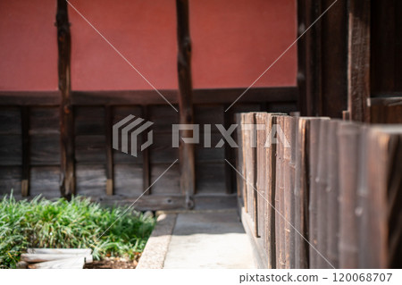 An old house photographed in Yawata, Kyoto Prefecture, available for reservation 120068707