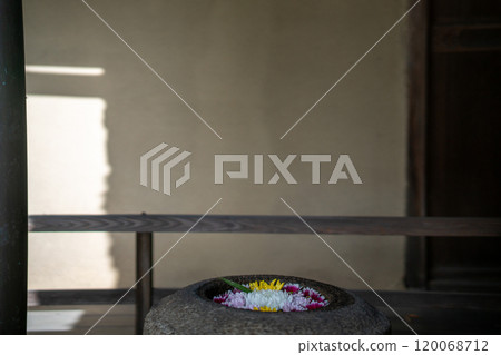 An old house photographed in Yawata, Kyoto Prefecture, available for reservation 120068712