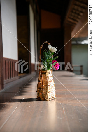 An old house photographed in Yawata, Kyoto Prefecture, available for reservation 120068713