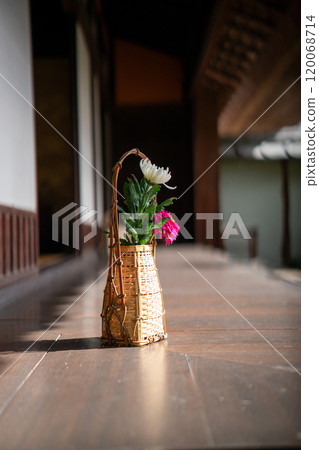 An old house photographed in Yawata, Kyoto Prefecture, available for reservation 120068714