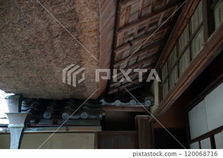 An old house photographed in Yawata, Kyoto Prefecture, available for reservation 120068716