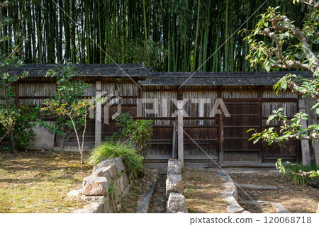 An old house photographed in Yawata, Kyoto Prefecture, available for reservation 120068718