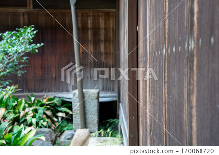 An old house photographed in Yawata, Kyoto Prefecture, available for reservation 120068720