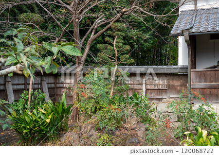 An old house photographed in Yawata, Kyoto Prefecture, available for reservation 120068722