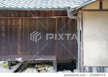An old house photographed in Yawata, Kyoto Prefecture, available for reservation 120068724