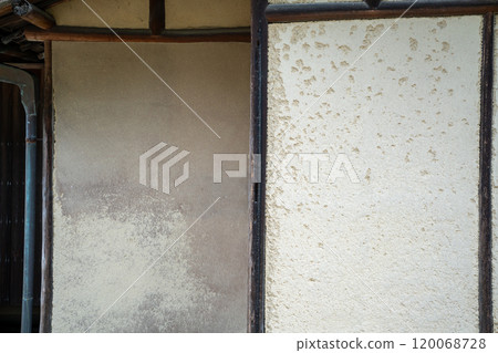 An old house photographed in Yawata, Kyoto Prefecture, available for reservation 120068728