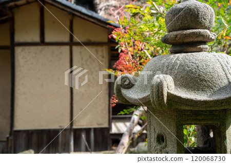 An old house photographed in Yawata, Kyoto Prefecture, available for reservation 120068730