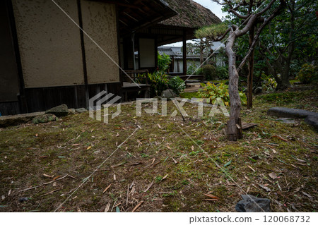 An old house photographed in Yawata, Kyoto Prefecture, available for reservation 120068732