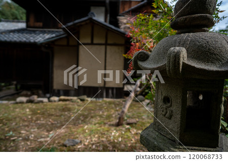 An old house photographed in Yawata, Kyoto Prefecture, available for reservation 120068733
