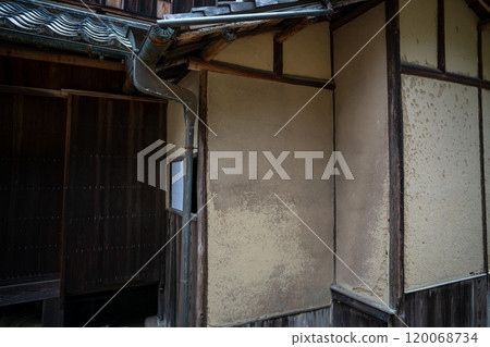 An old house photographed in Yawata, Kyoto Prefecture, available for reservation 120068734