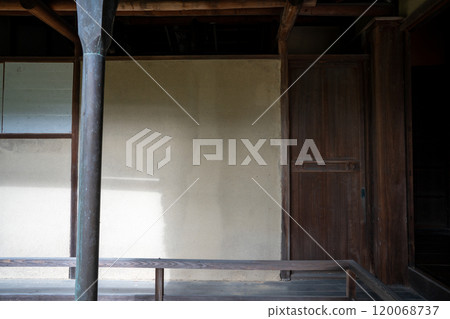 An old house photographed in Yawata, Kyoto Prefecture, available for reservation 120068737