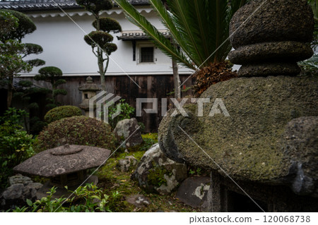 An old house photographed in Yawata, Kyoto Prefecture, available for reservation 120068738
