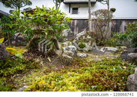 An old house photographed in Yawata, Kyoto Prefecture, available for reservation 120068741