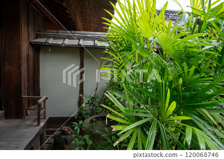 An old house photographed in Yawata, Kyoto Prefecture, available for reservation 120068746