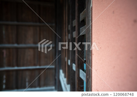 An old house photographed in Yawata, Kyoto Prefecture, available for reservation 120068748