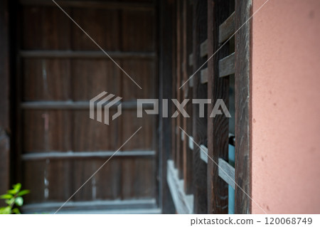 An old house photographed in Yawata, Kyoto Prefecture, available for reservation 120068749