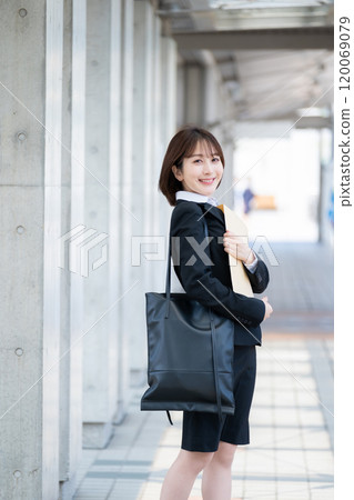 Business woman turning around 120069079