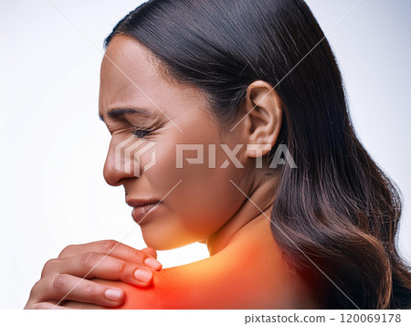 肩膀疼痛，用手壓住的女人 120069178