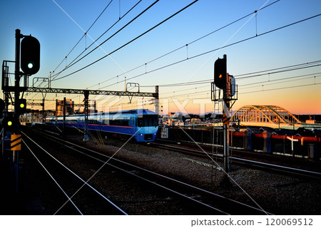 View of the Romancecar MSE at sunrise from the Izumi Tamagawa Station platform on the Odakyu Line View of the Romancecar MSE at sunrise from the Izumi Tamagawa Station platform on the Odakyu Line 120069512