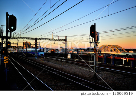小田急線泉玉川月台上的浪漫特快MSE日出景觀 120069519