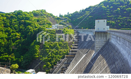 Scenery of Morimachi, Shuchi District, Shizuoka Prefecture (Otagawa Dam overflowing) Scenery of Morimachi, Shuchi District, Shizuoka Prefecture (Otagawa Dam overflowing) 120069728