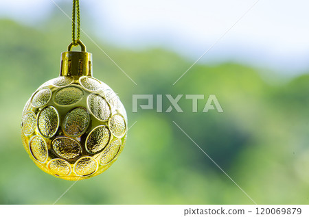 Golden Christmas balls with customizable space for text for Christmas wishes. Christmas and Holiday concept Golden Christmas balls with customizable space for text for Christmas wishes. Christmas and Holiday concept 120069879