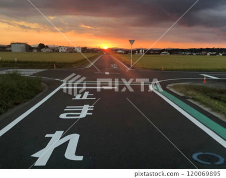 Sky dyed in the morning glow 120069895