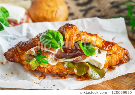 羊角麵包三明治配生火腿和豆腐乳酪 120069950