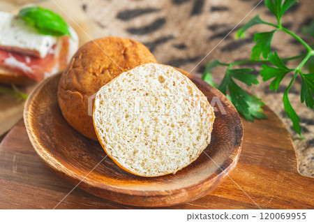 黑麥麵包切成兩半 黑麥麵包切成兩半 120069955