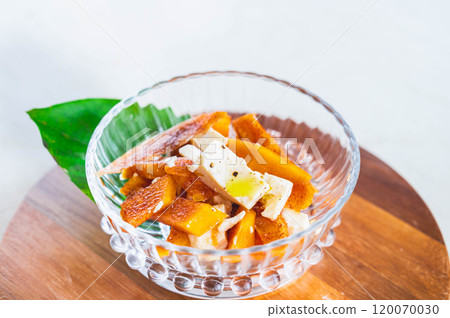 Persimmon and tofu cheese salad 120070030